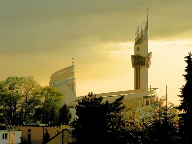 Polska: fotografia przedstawiająca w pastelowych kolorach w tonacji ciepłej Sanktuarium Bożego Miłosierdzia w Krakowie (fot. RK)