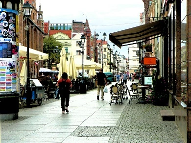 Polska: fotografia jednej z głównych ulic Torunia z małą ilością ludzi (fot. RK)