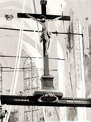Polska: fotografia przedstawiająca rzeźbę Pana Jezusa Urzyżowanego na krzyżu w tęczy kolegiaty w Wiślicy (fot. RK)