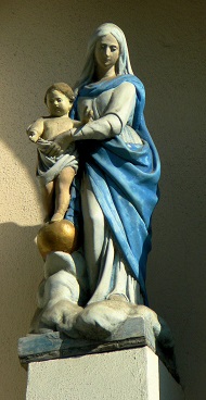 Matka Boża z Panem Jezusem na kuli ziemskiej, zdjęcie rzeźby na fasadzie jednej z kamienic w Krakowie (fot. RK)